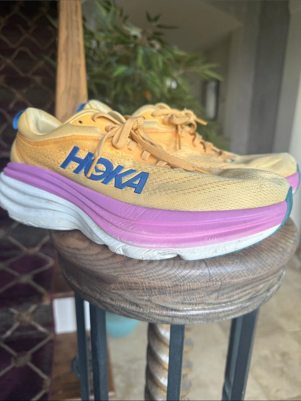 HOKA women’s BONDI 8 running shoe good condition size 8 1/2